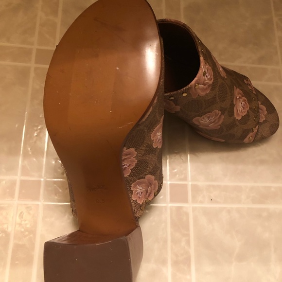COACH Mules! Brand New, Beautiful Sandals. Size 8.5 - Picture 3 of 4